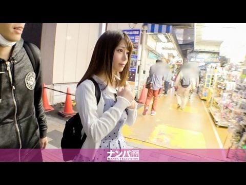 - マジ軟派、初撮。  【美人過ぎるア○メイト店員は超絶ムッツリ！】夕暮れ時の秋葉原でゲットした美少女は、年以上もセックス無しで欲求不満？？胸も太もももアソコもお触りで、無毛マ○コを責めれば止まらないスプラッシュ潮吹き！エンジンかかって美味そうにチ○ポをしゃぶり、最後はリズミカルな腰使いの騎乗位で快感の向こう側へ！フタを開ければ、とんでもないムッツリ女子であった？！海报剧照